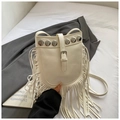 Detail der cremeweißen Leder-Beuteltasche mit Silbernieten und langen Lederfransen - Weiß