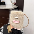 Süße Monster-Plüschtasche mit pelziger Textur und lustigem Gesichtsausdruck - Hellbeige