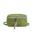 Borsa a tracolla in camoscio verde erba con ciondolo a robot e zip in argento - Verde