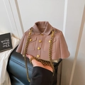 Mini sac bandoulière en forme de veste rose poudré avec chaîne dorée et boutons - Rose
