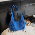 Königsblaue Hobo-Tasche aus mattem Wildleder mit langen Fransen und Goldbeschlägen - Blau