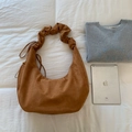 Bolso hobo de ante marrón con correa plisada única y detalles de cordón para mujer - Marrón