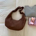 Bolso hobo marrón de gamuza sintética con correa plisada y detalles de cordón - Marrón