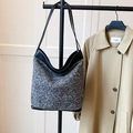 Retro-Tweed-Einkaufstasche in Schwarz-Weiß mit Lederbesatz am Metallständer - Schulter Eimer Stil