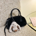 Sac à main en peluche noir avec un charme de lapin gris sur un fauteuil beige - Noir (Avec Pendentif)