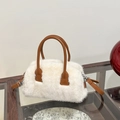 Elegante borsa in finta pelliccia bianca con manici in pelle marrone e tracolla rimovibile - Bianco