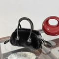 Borsa Boston nera in pelliccia sintetica con manici in pelle e dettagli argento - Nero