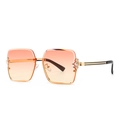 Retro quadratische Oversize-Sonnenbrille mit orangefarbenen Gläsern und Perlendetails - Gold / Farbverlauf Rot (C4 Gold Farbverlauf Rot)