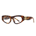 Occhiali cat-eye retrò tartarugati con cerniere in metallo dorato, vista laterale a 45 gradi - Stampa leopardata