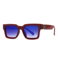 Occhiali da sole retrò squadrati bordeaux con lenti sfumate blu e dettagli dorati - C2 Rosso Sfumato Blu