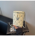 Detalle de bolso cilíndrico acolchado crema con tachuelas de cristal y colgante de estrella - Amarillo