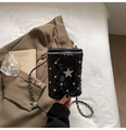 Detalle de bolso cilíndrico negro con cristales de estrella y correa de cadena plata - Negro