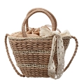 Handgewebte Strohbeuteltasche mit weißer Spitzen Schleife und Kordelzug in Natur - Khaki