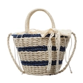 Stroh-Eimertasche mit dunkelblauen Streifen und cremefarbenem Spitzenband-Detail - Blau