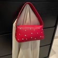 Borsa moto retrò in pelle rossa con rivetti argentati e comoda tracolla larga - Rosso
