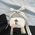Borsa a tracolla gotica bianca con ciondolo a croce nera e tracolla con fiocco borchiato - Bianco