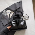Borsa tote in pelle verniciata nera lucida con manici e tracolla regolabile - Nero