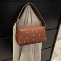 Borsa a mano marrone caramello in pelle martellata con borchie argento e tracolla larga - Marrone