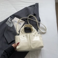 Elegante borsa tote in pelle PU bianco crema con tracolla su blazer grigio - Bianco Sporco