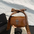Borsa punk marrone lucida con manico a fiocco borchiato e dettaglio croce gotica - Marrone