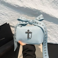 Borsa gotica azzurra con tracolla a fiocco grande e dettagli di borchie argentate - Blu