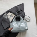Borsa tote minimalista verde menta in vernice con doppie tasche con fibbia e tracolla - Blu