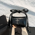 Sac gothique en cuir verni noir avec croix métallique et poignée à nœud riveté - Noir