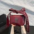 Sac bandoulière en cuir verni rouge foncé avec poignée à nœud et croix gothique - Bordeaux