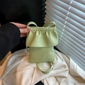 Elegante borsa a tracolla verde menta per cellulare con volant in pelle martellata - verde chiaro
