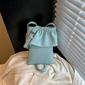 Piccola borsa porta cellulare azzurra verticale con balze e trama in pelle martellata - Azzurro