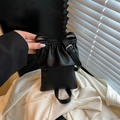 Mini sac à bandoulière en cuir litchi noir avec cordon de serrage et boucle en métal - Noir