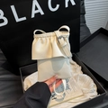 Mini sac bandoulière blanc en cuir litchi avec détails volantés et sangle ajustable - Blanc Cassé