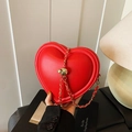Borsa a tracolla chic a forma di cuore rosso con catena dorata e pelle liscia - Rosso