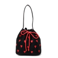 Mini borsa a secchiello in tela nera con ricamo a cuore rosso e coulisse chiusa - Nero