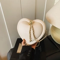 Elegante borsa a tracolla a cuore crema con chiusura a sfera dorata e catena - Bianco