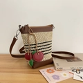 Borsa a tracolla in paglia con ciondolo ciliegia e dettagli in pelle marrone estiva - Marrone