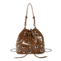 Sac seau en cuir verni marron avec clous argentés et bandoulière chaîne style punk - Marron