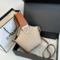 Bolso de hombro tipo cubo en beige y marrón con hebilla dorada en caja de regalo pro - Caqui