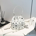 Bolso bucket de cuero blanco con remaches plateados y correa de cadena metal - Blanco