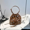 Bolso saco marrón con remaches plateados y correa de cadena en estilo moderno - Rosa