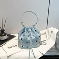 Bolso bombonera de cuero azul claro con tachuelas de metal plateado y correa de cadena fina - Azul
