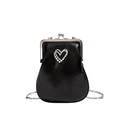 Borsa a conchiglia nera lucida con cuore di perle e tracolla a catena argento - Nero