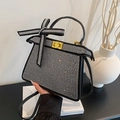 Sac à main trapèze noir élégant avec strass blancs et détail de nœud en diamant brillant - Blocs de couleur