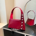 Borsa sottobraccio in pelle verniciata rossa con borchie argentate e manico - Rosso