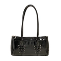 Detaillierte Nahaufnahme der glänzenden schwarzen Lackleder-Tasche mit dekorativen Metallösen - Schwarz