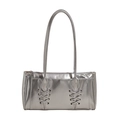 Detail der silbernen Metallic-Achseltasche mit dekorativen Schnürschleifen auf der Vorderseite - Silber