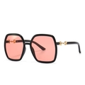 Moderne vierkante zwarte oversized zonnebril met roze-oranje glazen en gouden metalen details - Zwart Montuur Lichtrode Glazen / Zwart (C3 Zwart Lichtrood)