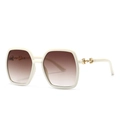 Moderne retro vierkante zonnebril met wit montuur en gouden horsebit-detail op de poten - Beige (C2 Beige Double Tan)