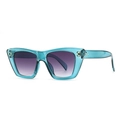 Occhiali da sole cat-eye moderni con montatura blu e lenti viola sfumate - Montatura Blu Lenti Grigie