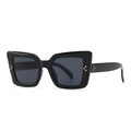 Moderne Retro Katzenaugen Sonnenbrille in Schwarz mit goldenen Dreifach Nieten - Glänzend schwarzer Rahmen mit dunkelgrauen Gläsern (C1 Schwarz Schwarz Grau)